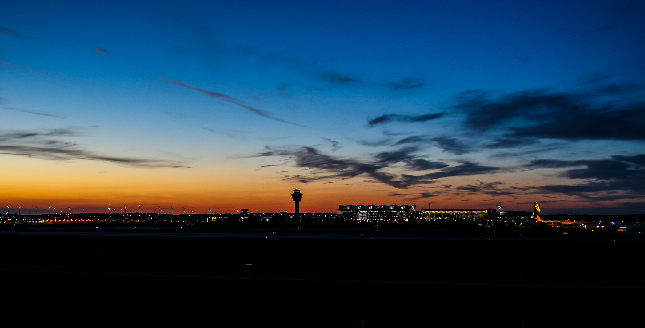 Flughafen München bei Nacht