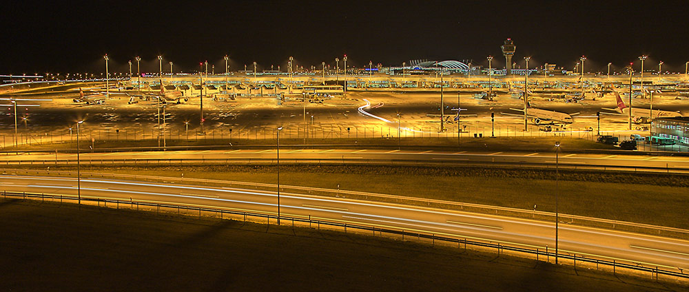 Flughafen München bei Nacht