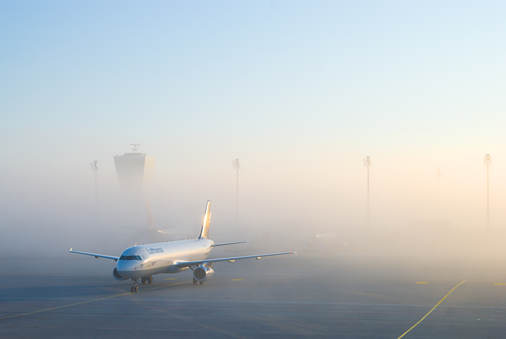 Flughafen München erwacht im morgentlichem Nebel