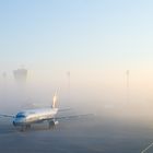 Flughafen München erwacht im morgentlichem Nebel