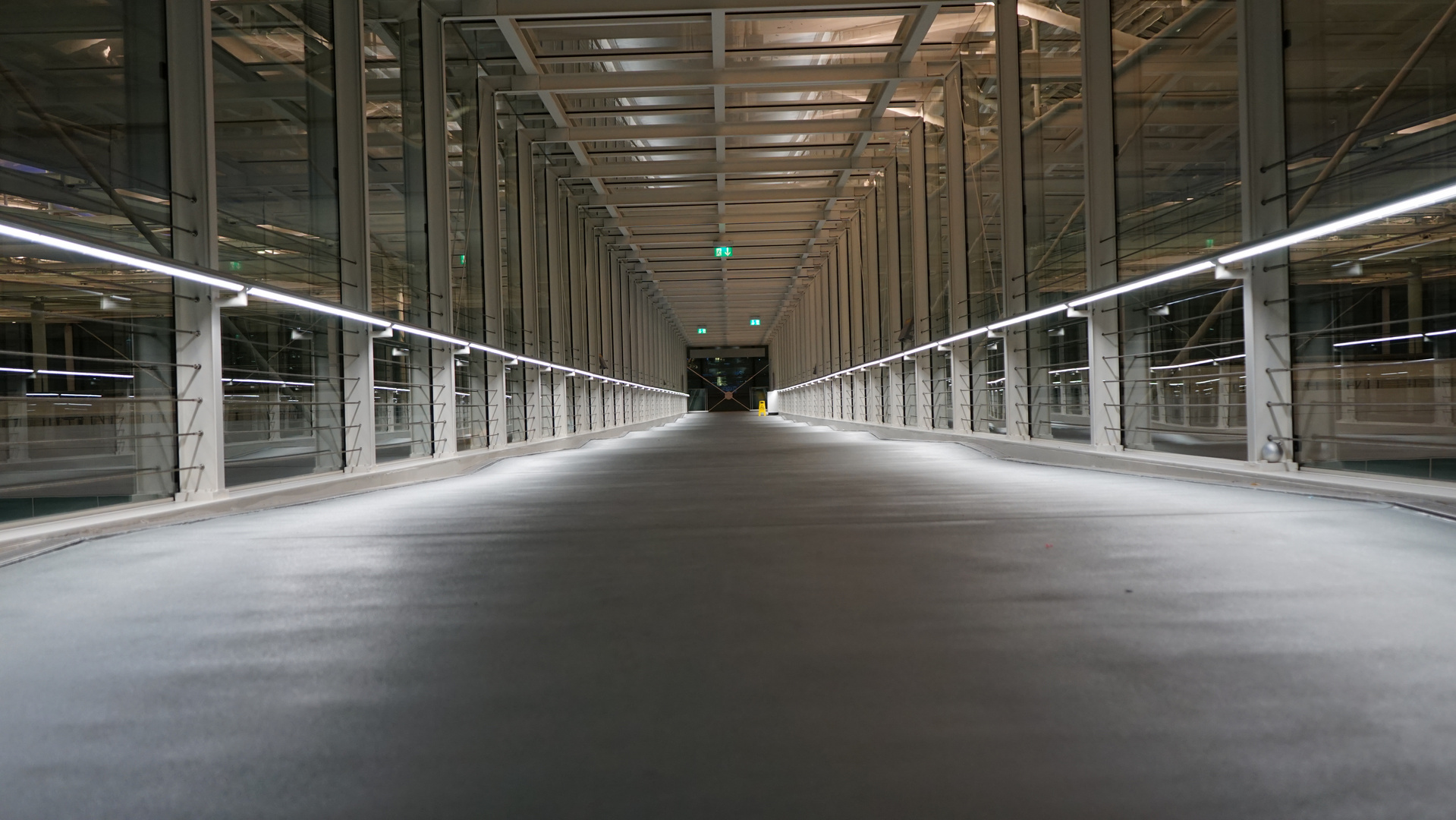 Flughafen München - MUC Terminal-2 (Licht im Gang)