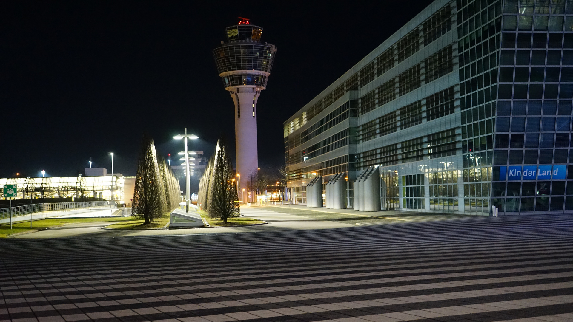 Flughafen München - MUC (Tower in der Nacht)