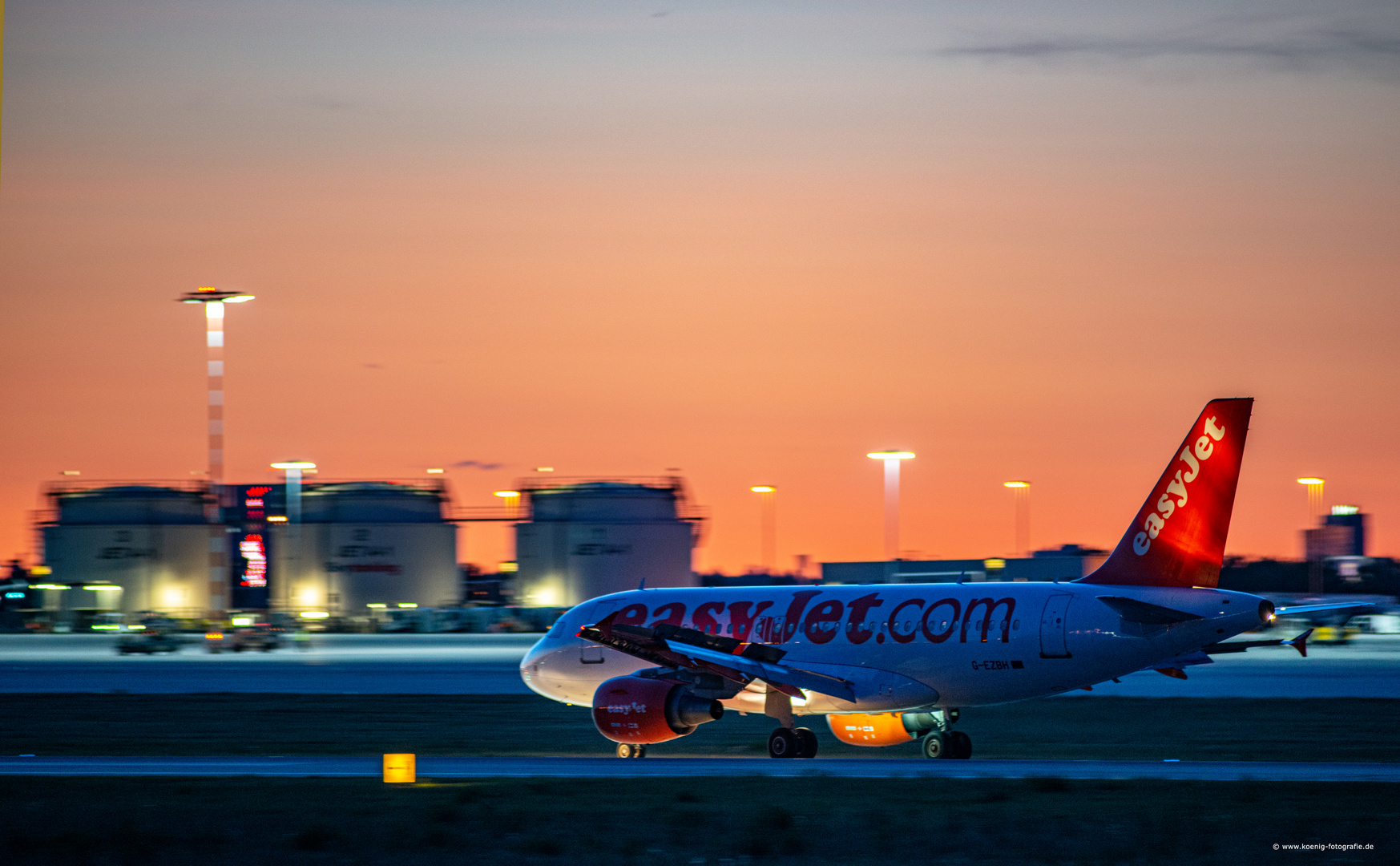 Flughafen Stuttgart at night