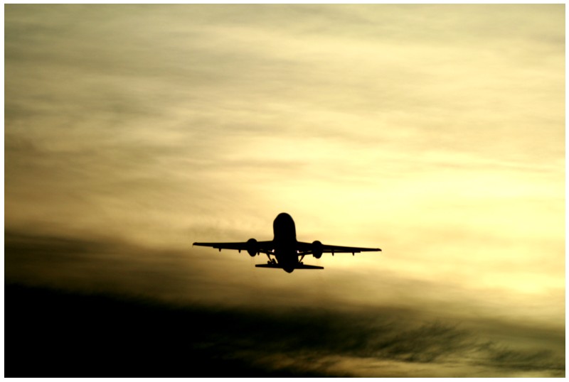 Flughafen Stuttgart - startender Flieger 2