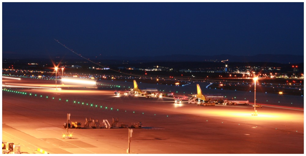 Flughafen Stuttgart - startender Flieger