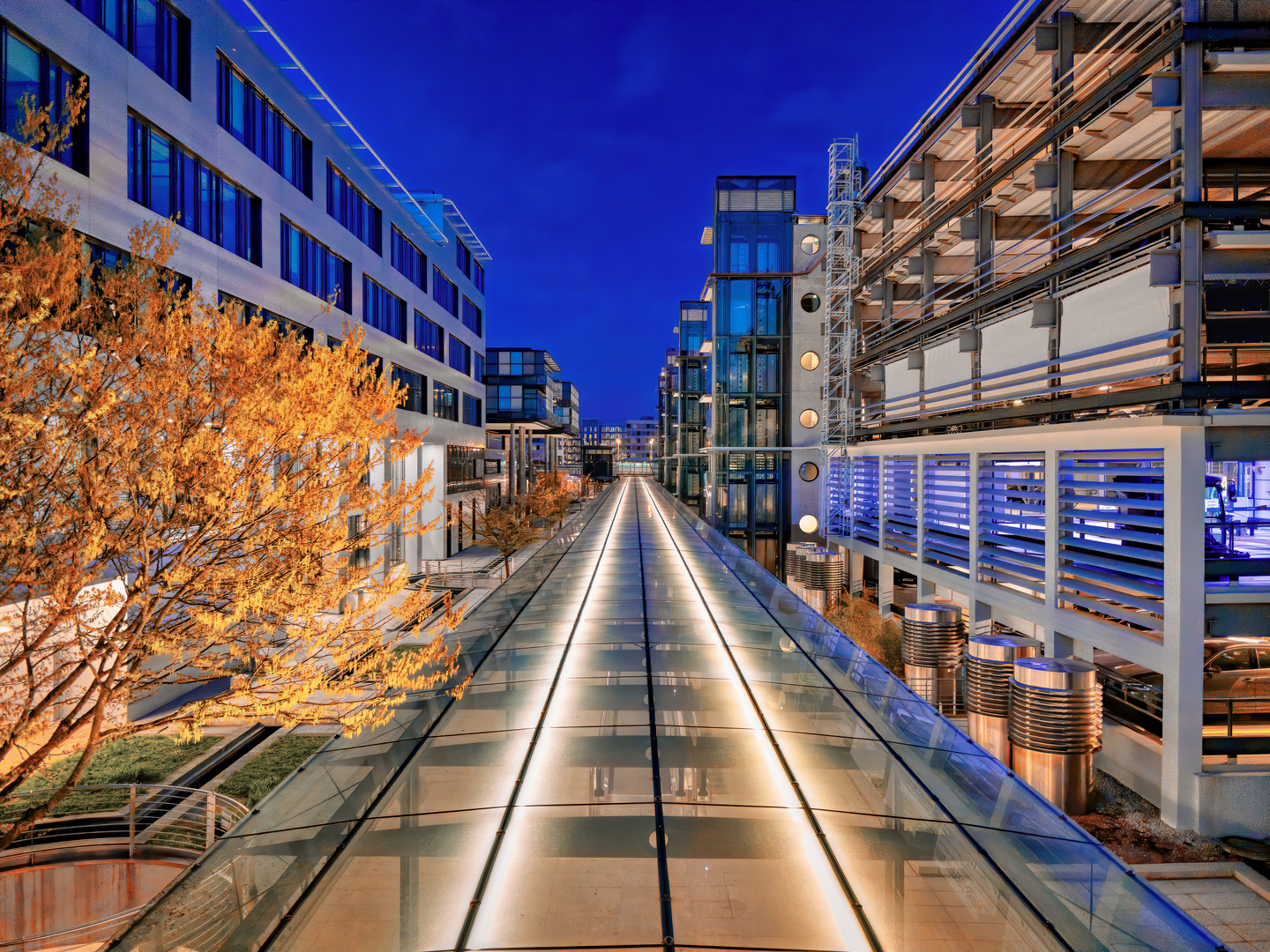 Flughafen Stuttgart zur blauen Stunde