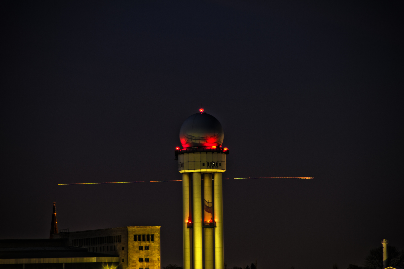 Flughafen Tempelhof Radarturm mit Plane im Background....