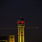 Flughafen Tempelhof Radarturm mit Plane im Background....