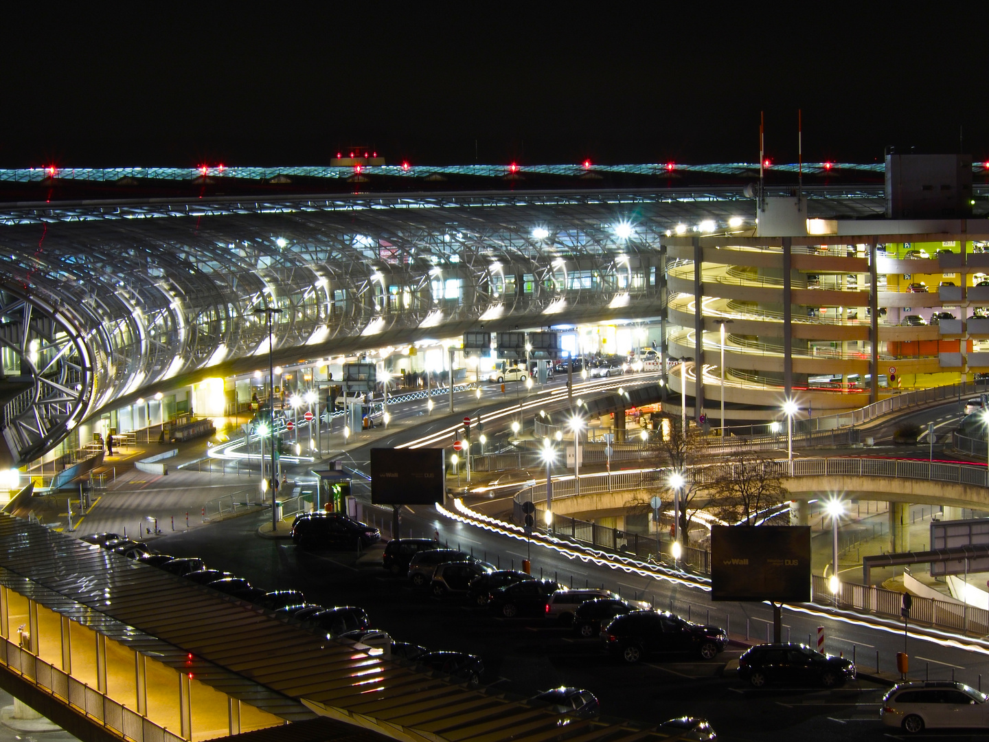 Flughafen Terminal am Abend