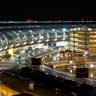 Flughafen Terminal am Abend