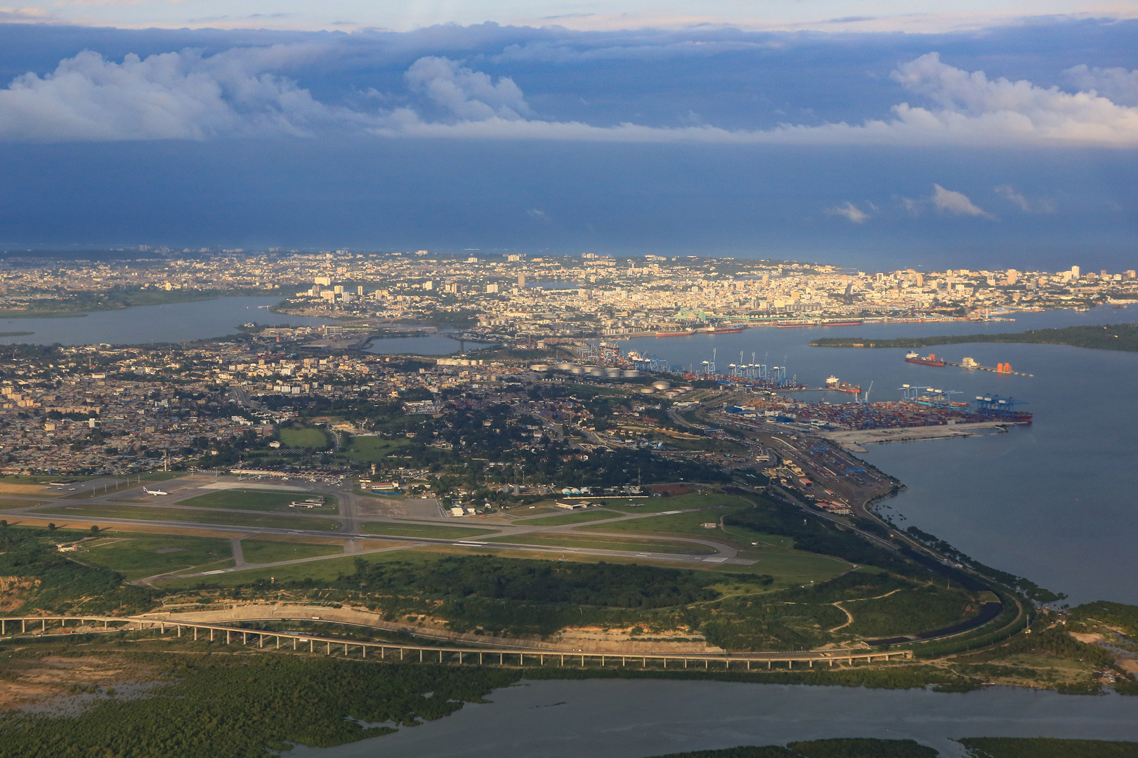 Flughafen und Hafen von Mombasa