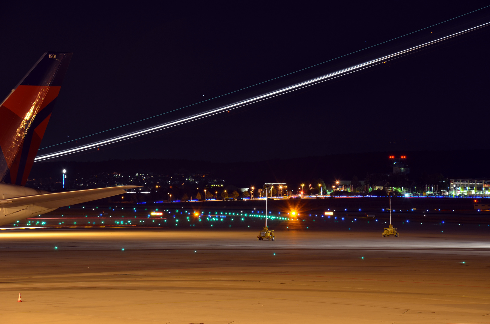 Flughafen-Vorfeld in Stuttgart bei Nacht 2