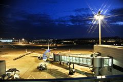 Flughafen Zürich by night