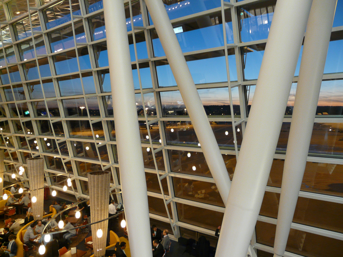 Flughafen Zürich von der längsten "attended" Bar der Welt aus