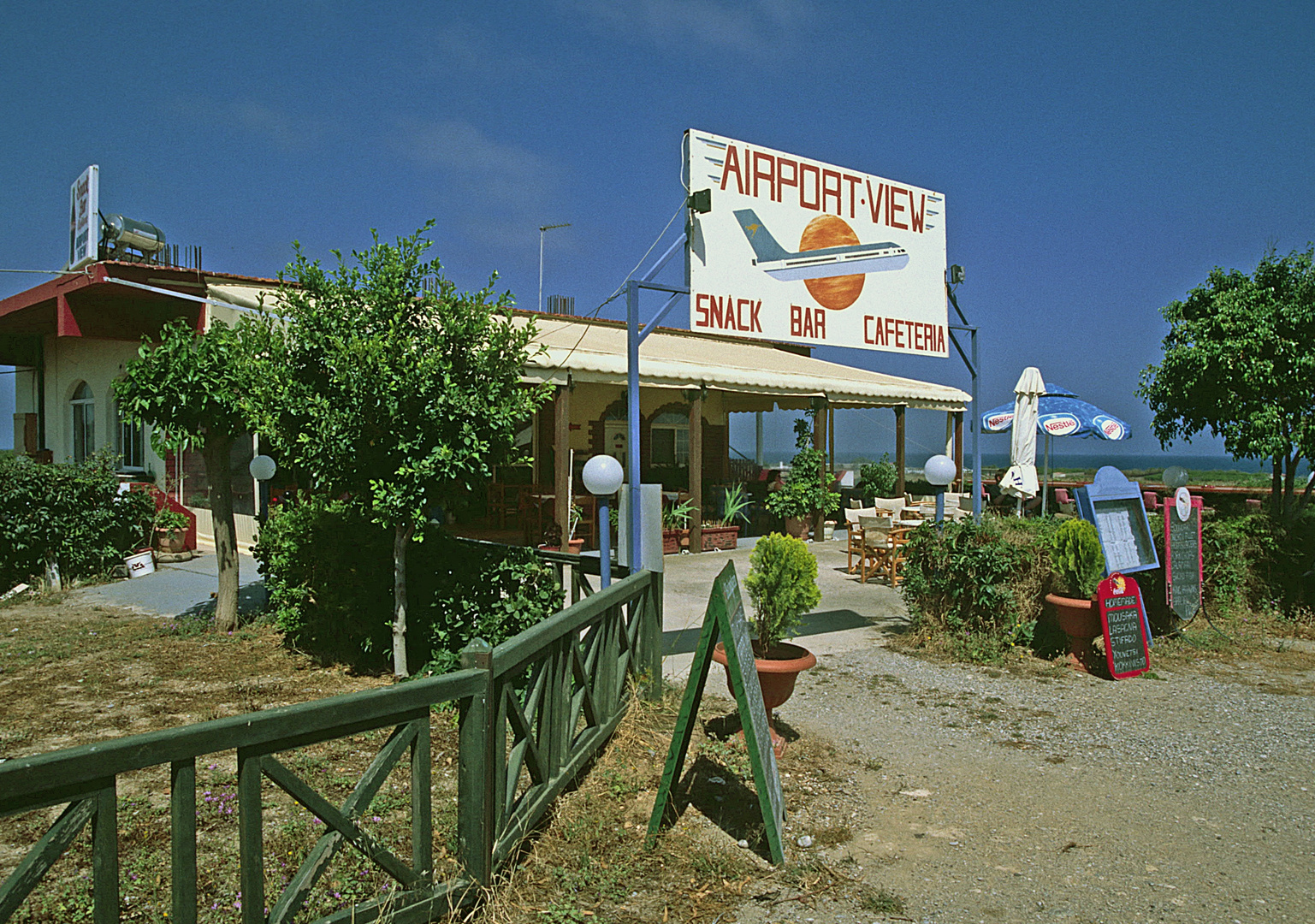 Flughafenbar auf Rhodos