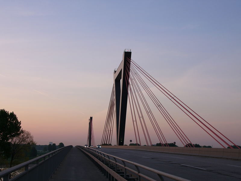 Flughafenbrücke Düsseldorf im Morgengrauen