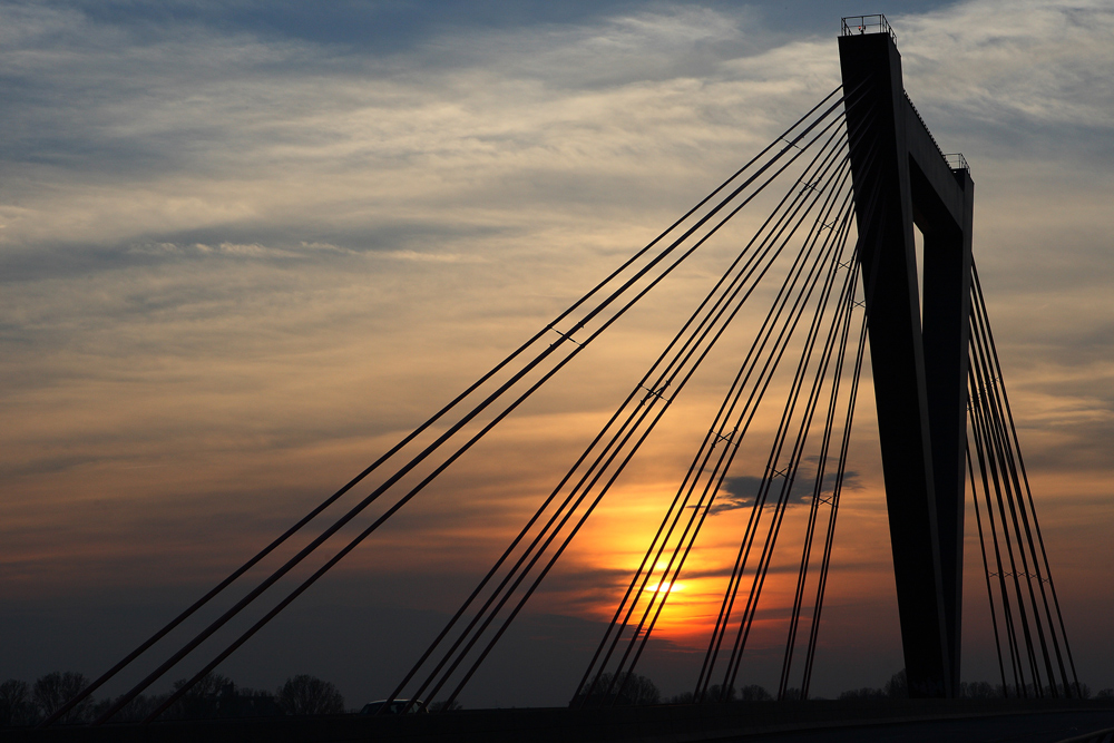 Flughafenbrücke im Sonnenuntergang