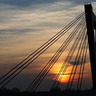 Flughafenbrücke im Sonnenuntergang