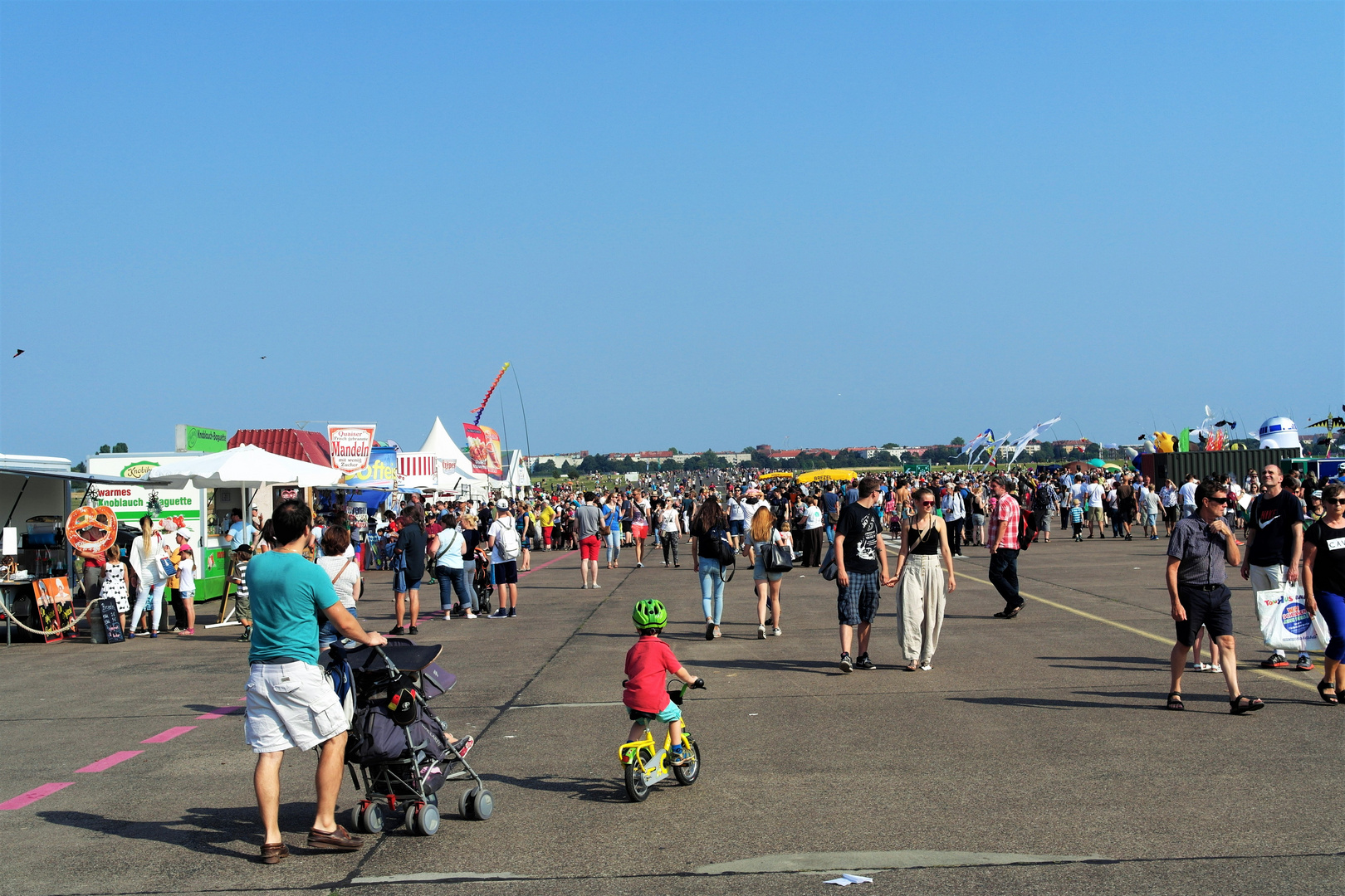 Flughafenfest 2016 Tempelhof  mit Kind und Kegel auf dem Rollfeld