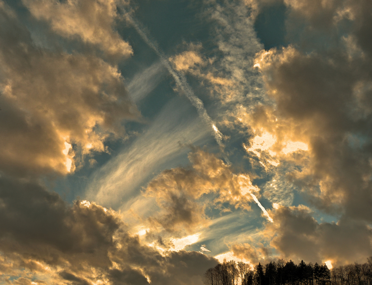 'Fluglinien' zwischen den Wolken