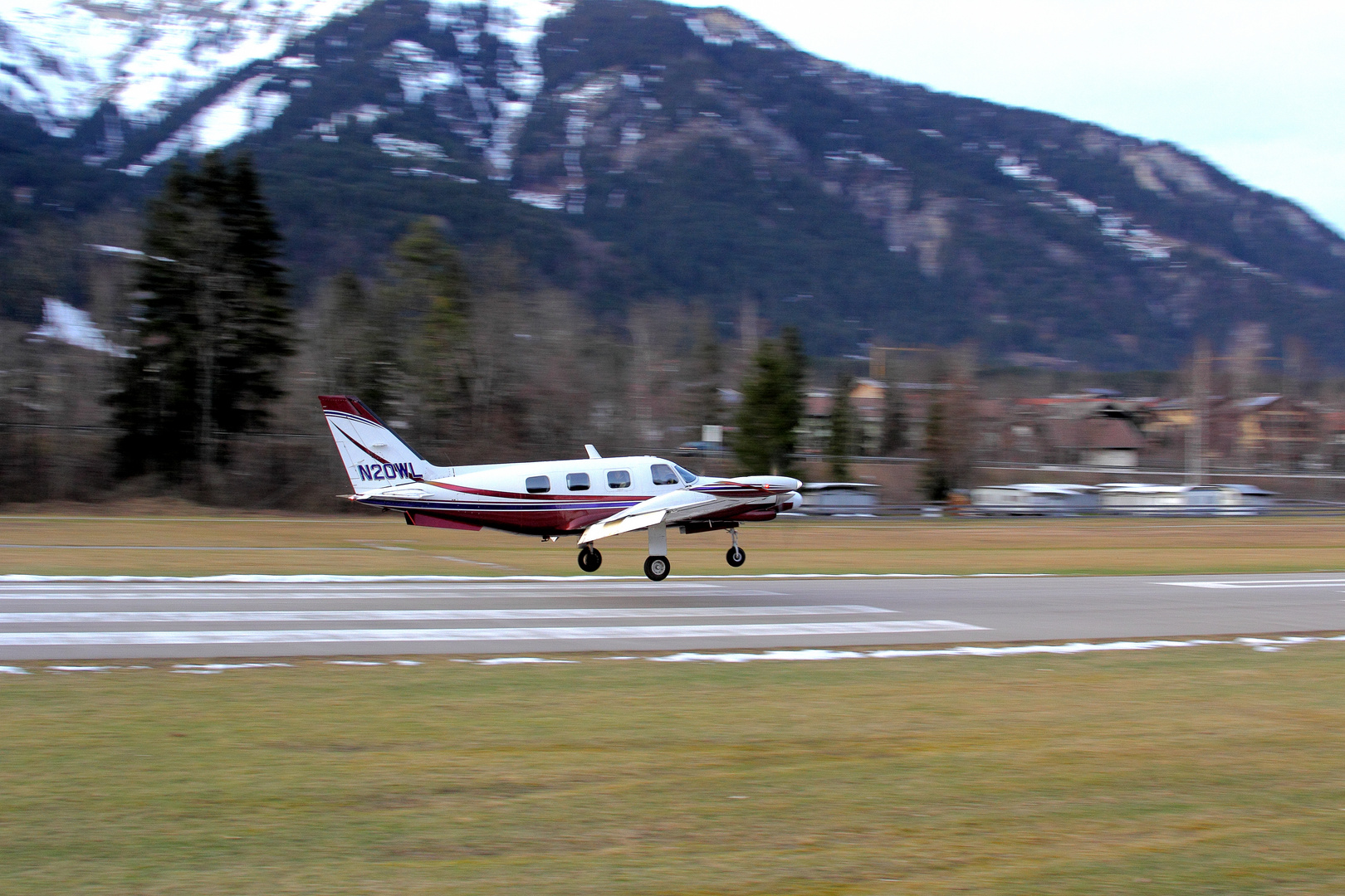 Flugplatz Höfen Tirol - LOIR - Landeanflug Piste 04 - Piper Cheyenne 2 N20WL