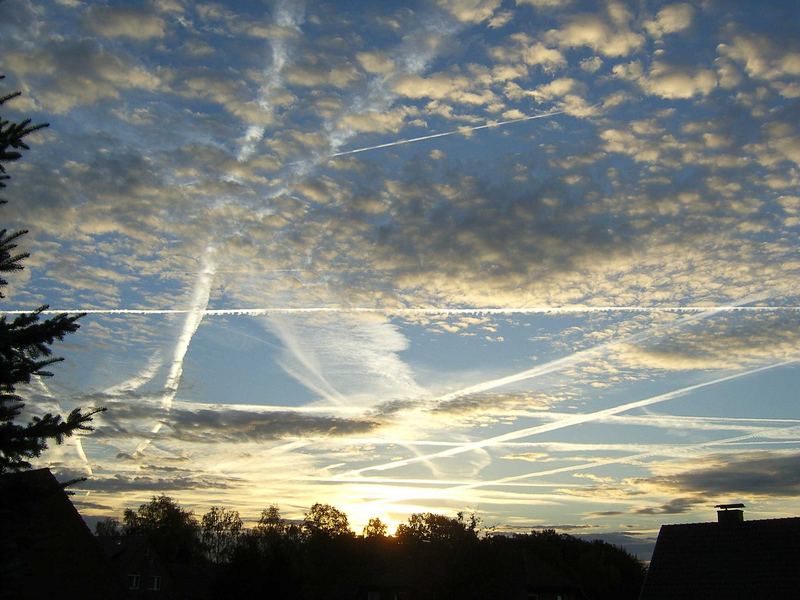 Flugstrassen am Morgenhimmel