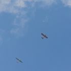 Flugtag in Uslar 2014 ; Die Cub schleppt die LO100 in Position.