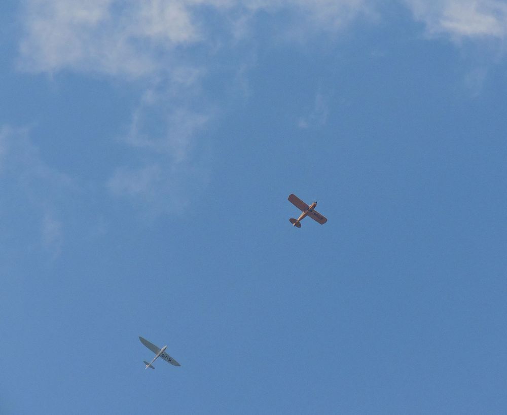 Flugtag in Uslar 2014 ; Die Cub schleppt die LO100 in Position.