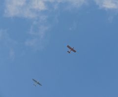 Flugtag in Uslar 2014 ; Die Cub schleppt die LO100 in Position.