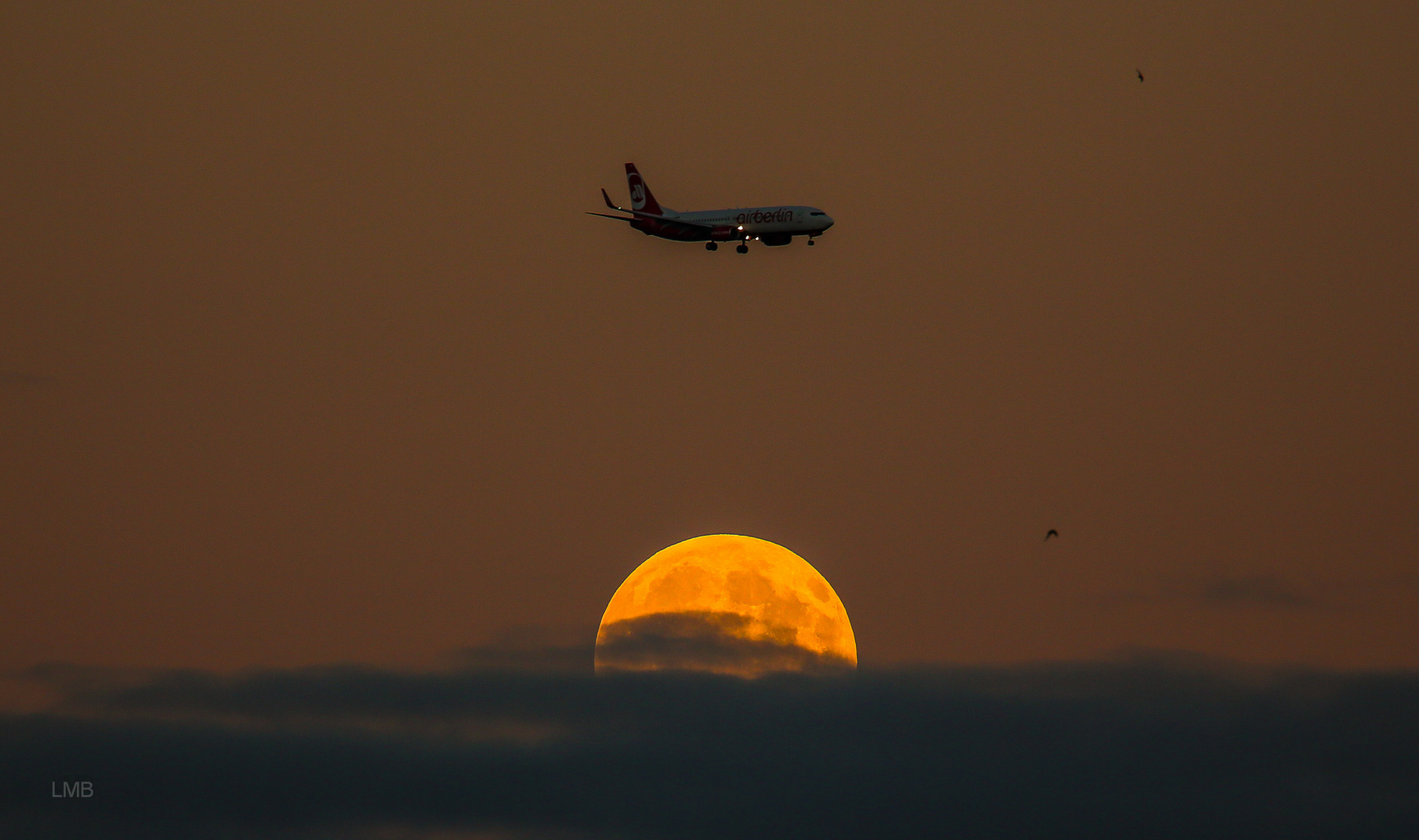 Flugverkehr bei Mondaufgang