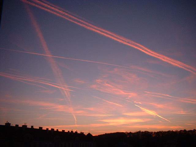 Flugverkehr bei Sonnenuntergang