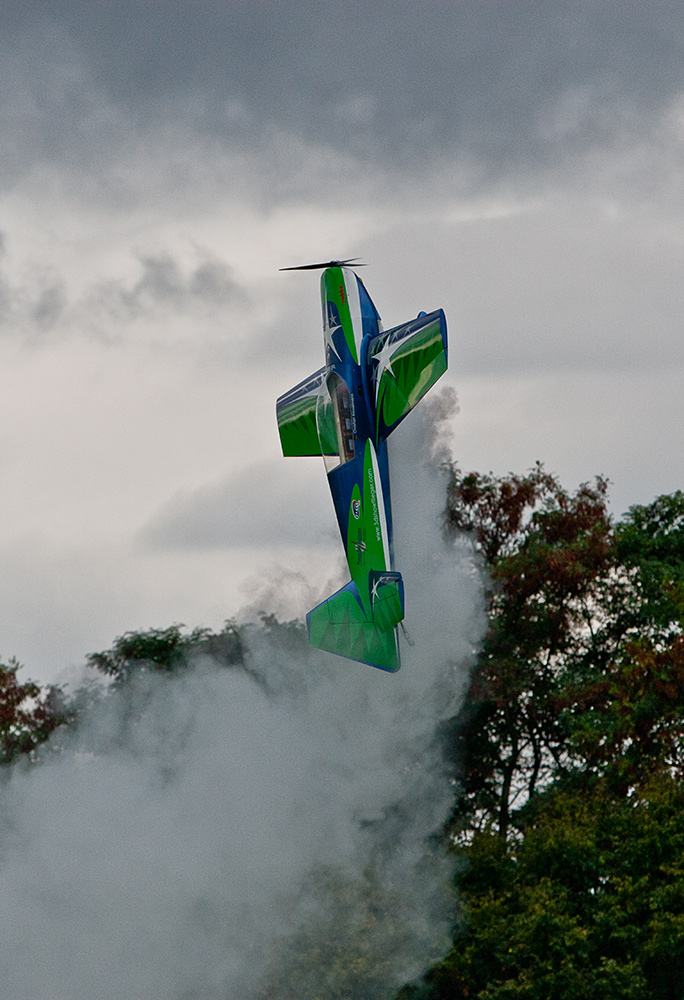 Flugvorführung mit einem Modellflugzeug