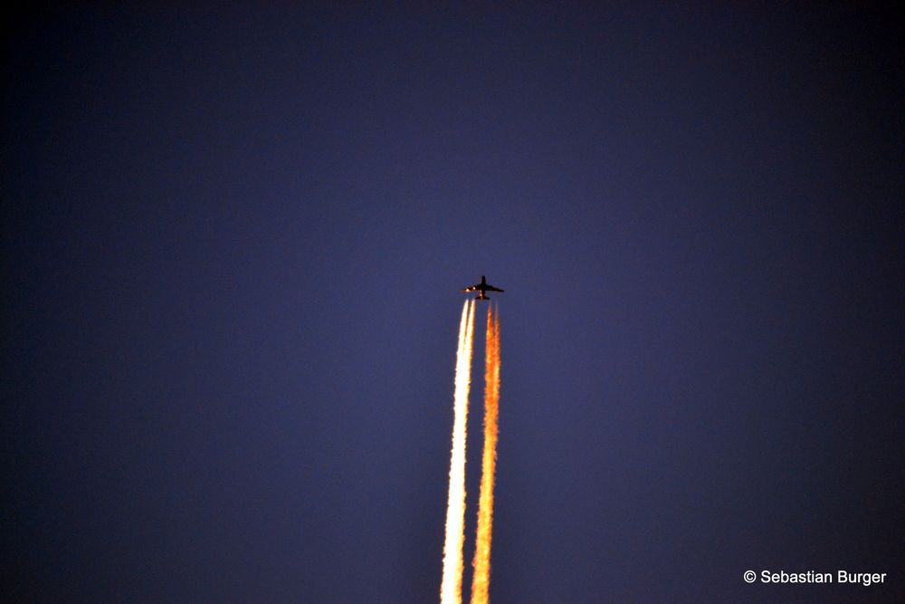 Flugzeug am Abendhimmel