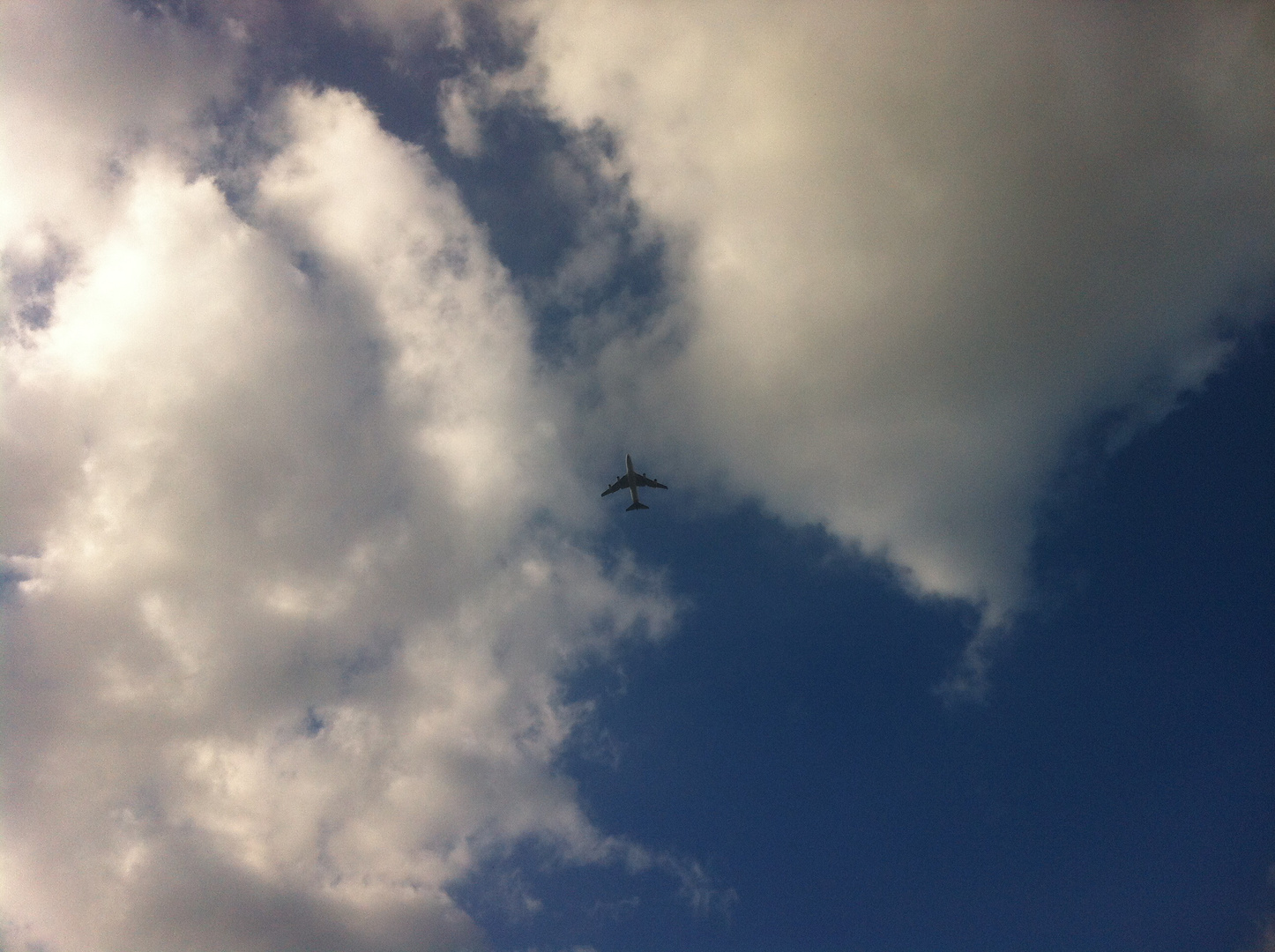 Flugzeug am bewölkten Himmel