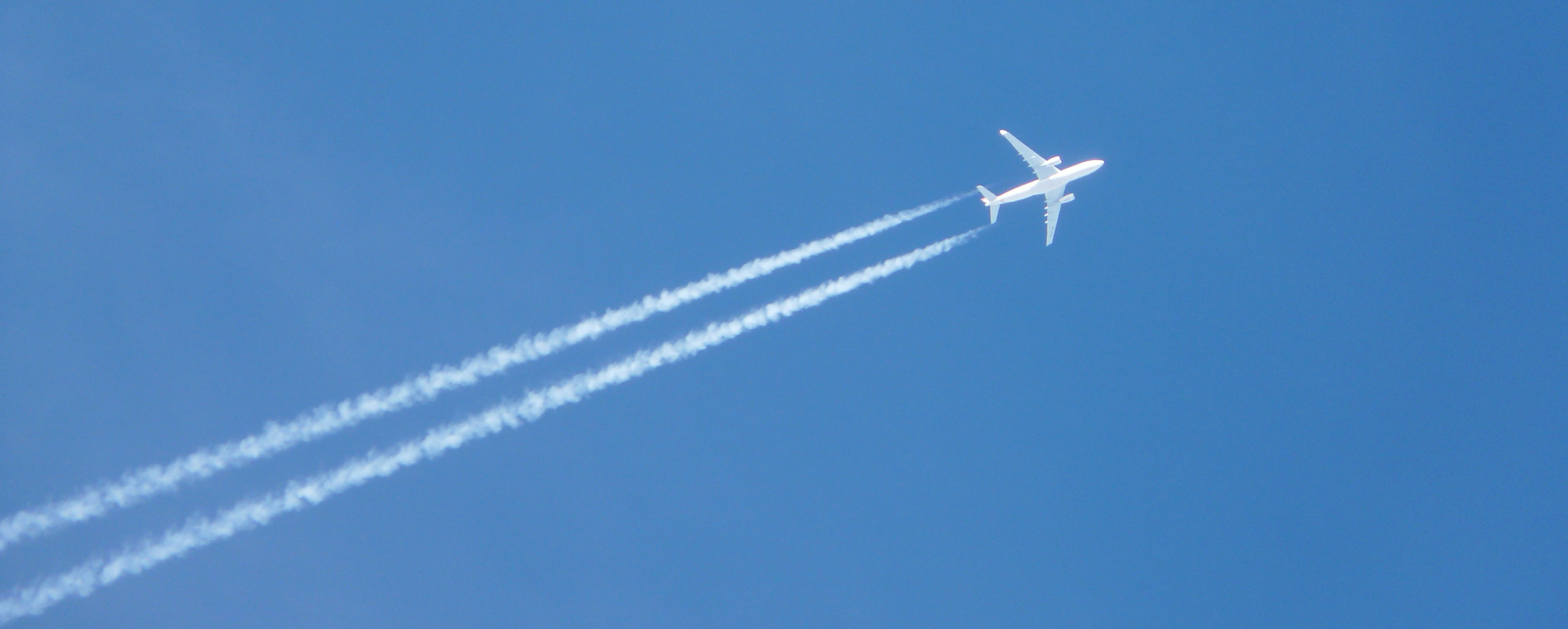 Flugzeug am Himmel