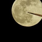 Flugzeug am Mond