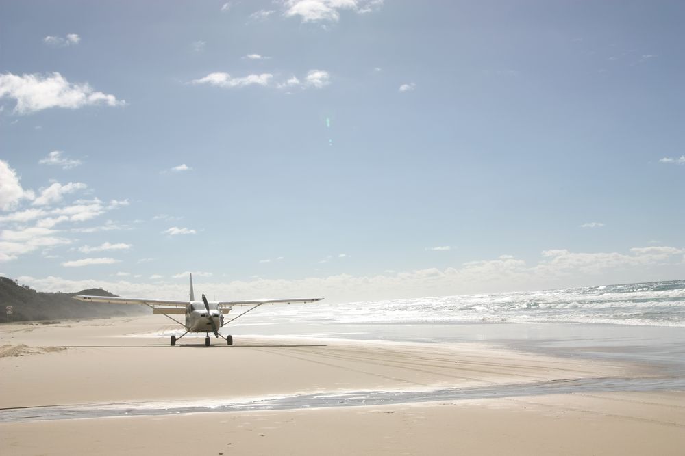 flugzeug am strand von fraser island von Kers.tin 