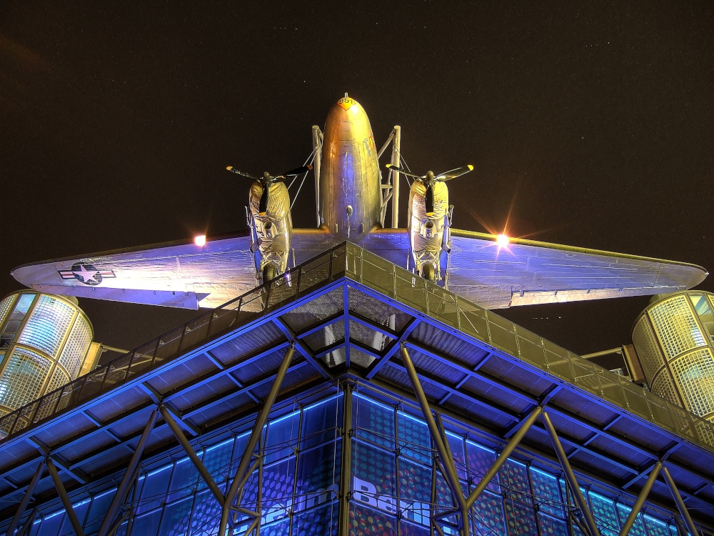 Flugzeug auf dem Dach des Technikmuseum Berlin