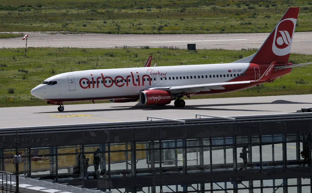 Flugzeug auf dem Dach von Terminal B