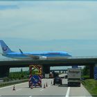 Flugzeug auf der Brücke, Flughafen-Halle-Leipzig