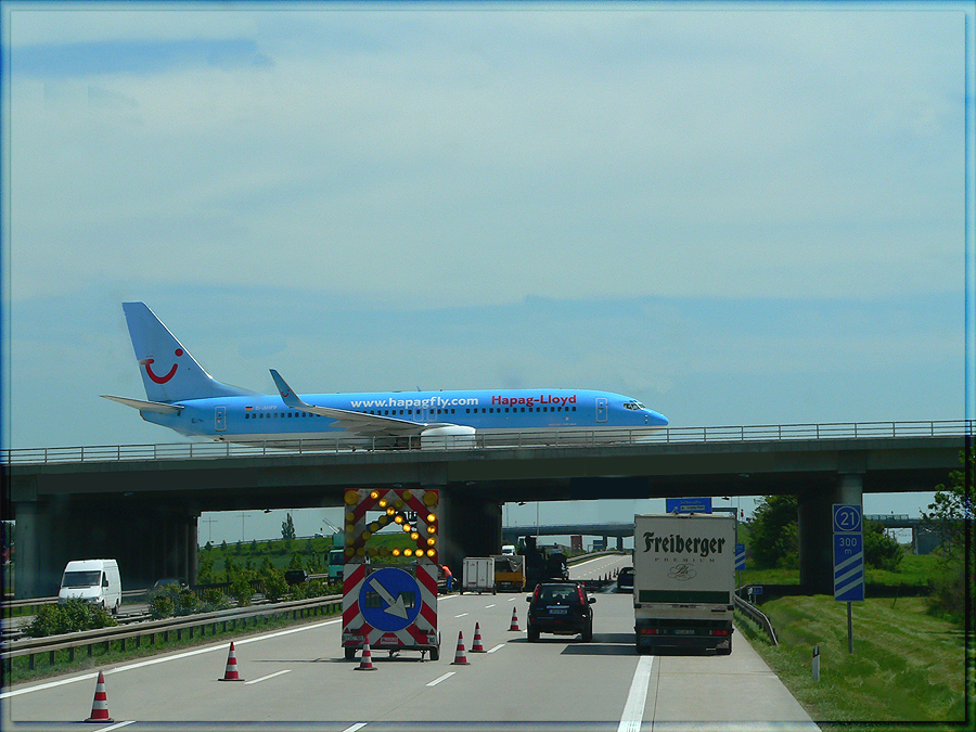 Flugzeug auf der Brücke, Flughafen-Halle-Leipzig