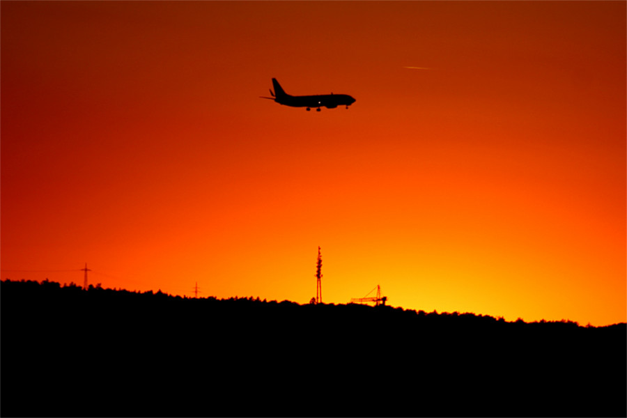 Flugzeug beim Landeanflug im Sonnenuntergang (Stuttgart)