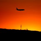 Flugzeug beim Landeanflug im Sonnenuntergang (Stuttgart)