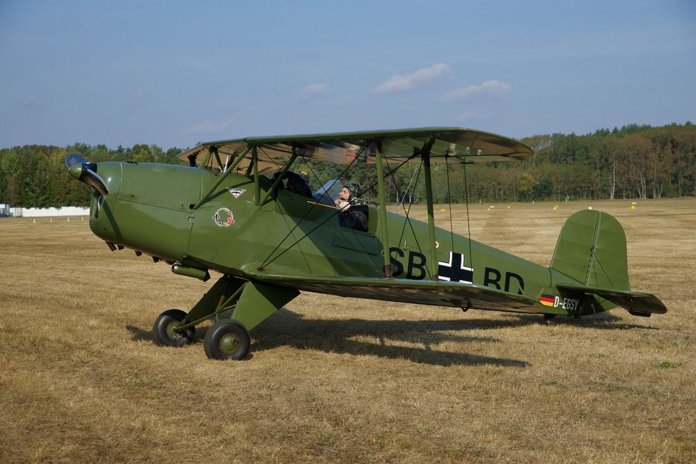 Flugzeug Bücker bot einen tollen Anblick