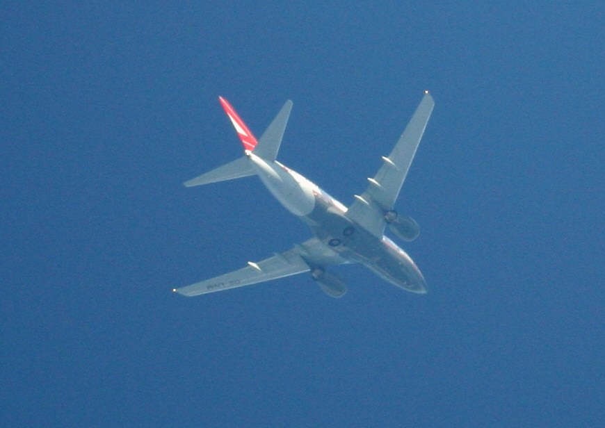 Flugzeug durch mein Teleskop in Reiseflughöhe