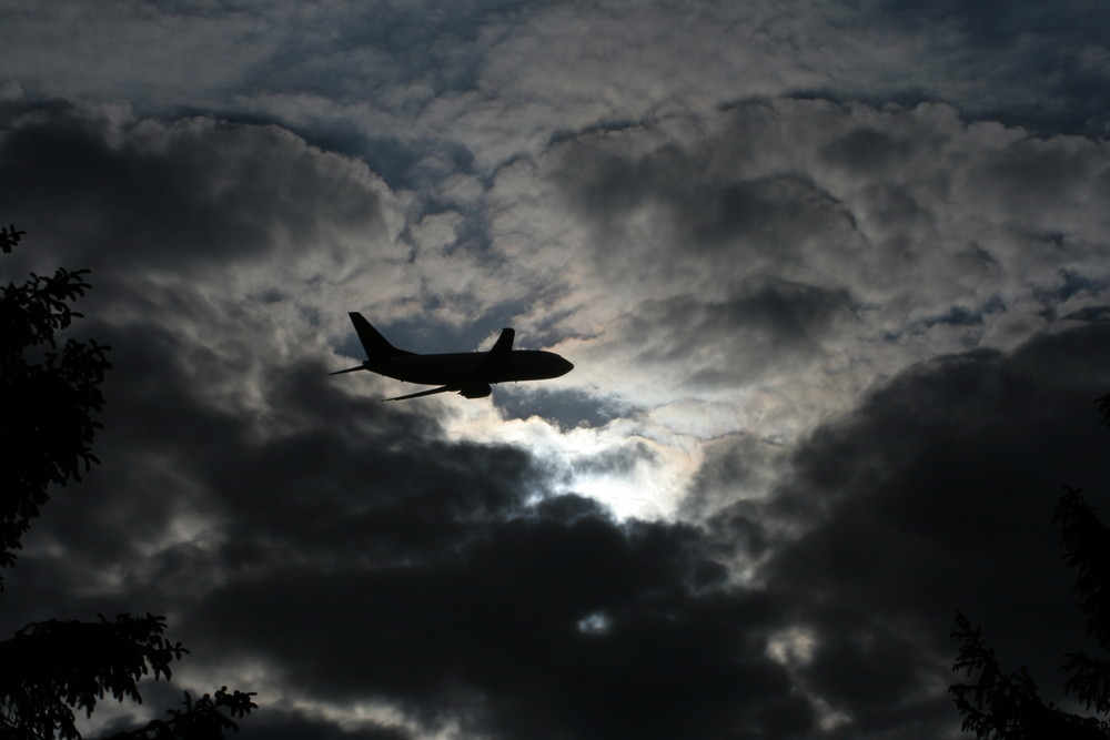 Flugzeug fliegt ins "Gewitter"
