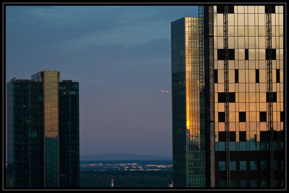 Flugzeug im Anflug auf Hochaus in Frankfurt ?