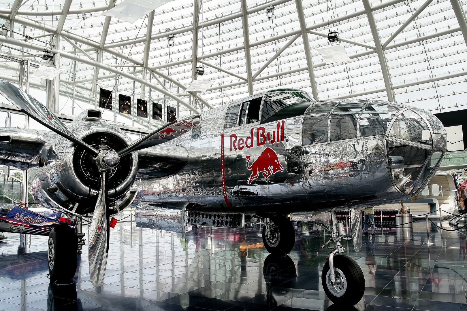 flugzeug im Red Bull Hangar 7