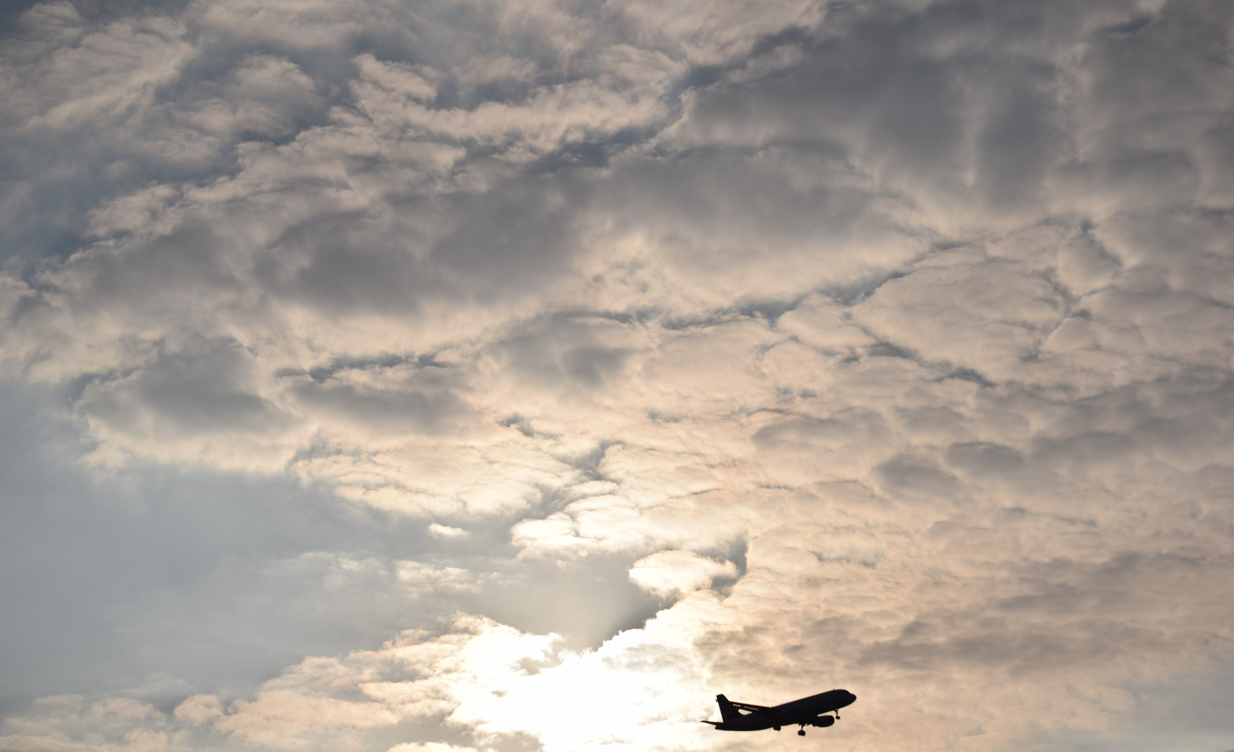 Flugzeug im schönen Wolkenbild