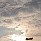 Flugzeug im schönen Wolkenbild
